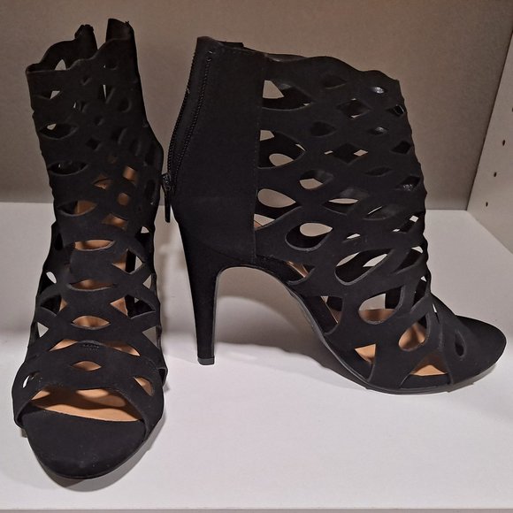 Delicious Shoes - Delicious Strappy/Cutout Black 4 inch heels - NEVER WORN